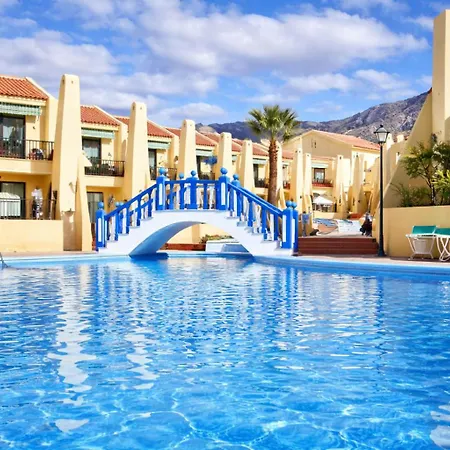 Sun & Pool Retreat Complex 阿德耶